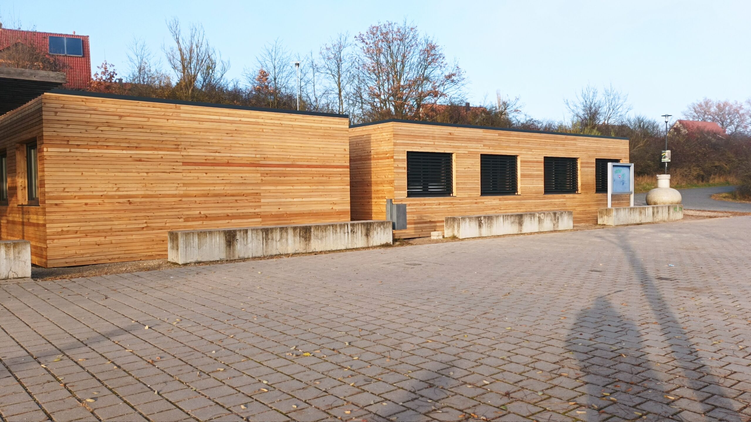 containergebäude mit holzverkleidung